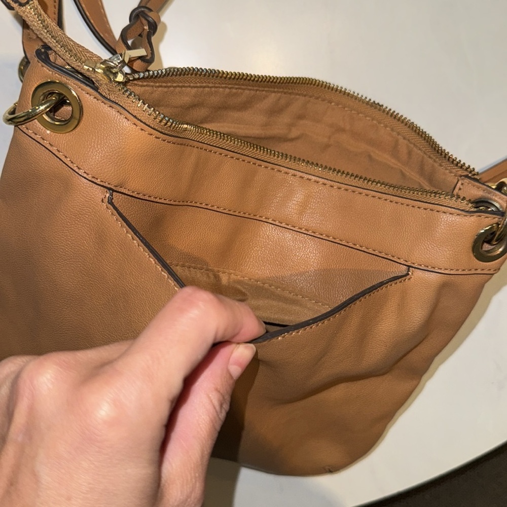 Liz Claiborne camel tan purse gold metal shoulder strap adjustable side pockets - Picture 9 of 12